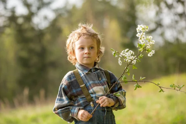 Ung Blond Pojke Poserar Blommande Fruktträdgård Våren — Stockfoto