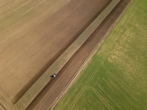 Piękne Zielone Pola Źródłowe Góry Krajobraz Dronów — Zdjęcie stockowe