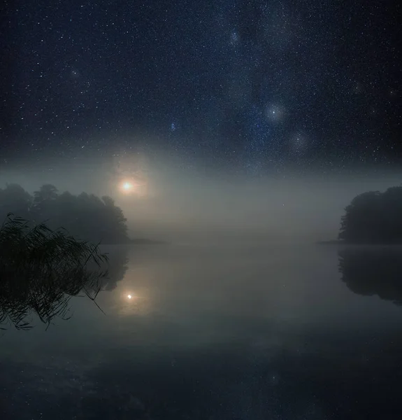 Paisagem Assustadora Nigh Com Lago Nebuloso Sob Céu Satrry Imagem De Stock