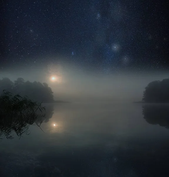 Paisaje Espeluznante Cercano Con Lago Brumoso Bajo Cielo Satricidad Imagen De Stock