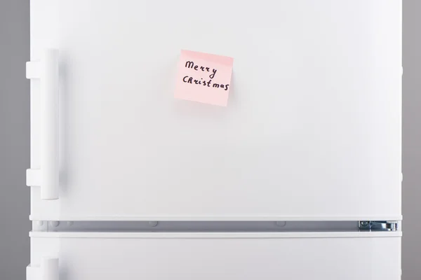Весела різдвяна записка на рожевому липкому папері на білому холодильнику — стокове фото