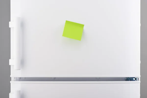 Boş yeşil yapışkan kağıt kayda göre beyaz buzdolabı — Stok fotoğraf