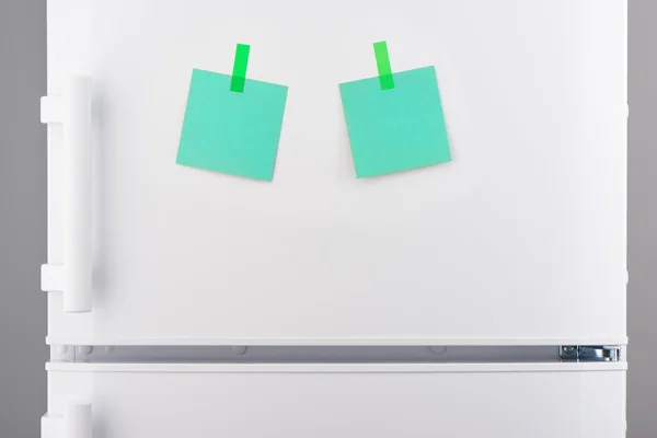 Πράσινη Βίβλος σημειώσεις που συνδέονται με αυτοκόλλητα στο ψυγείο λευκό — Φωτογραφία Αρχείου