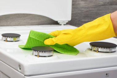 Sarı eldiven ile yeşil bez soba beyaz temizlik el 