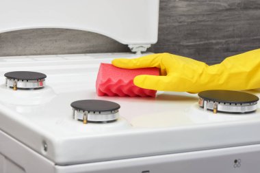 Pembe sünger ile soba beyaz temizlik sarı eldiven el