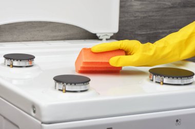 Sarı eldiven beyaz turuncu sünger ile soba temizlik el 