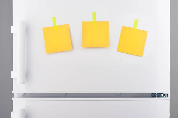 Κίτρινο χαρτί σημειώσεων που συνδέονται με αυτοκόλλητα στο ψυγείο λευκό — Φωτογραφία Αρχείου