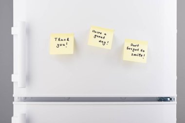 Buzdolabı üzerinde hafif sarı yapışkan kağıt üzerinde şirin, güzel notlar 