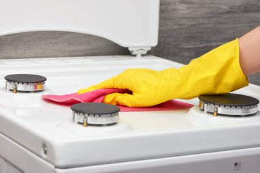 Sarı eldiven ile pembe bez soba beyaz temizlik el 