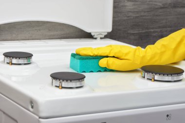 Sarı kauçuk ile yeşil sünger soba beyaz temizlik el 