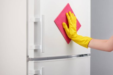 Pembe bez ile beyaz buzdolabı temizlik sarı eldiven el 