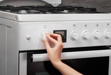 El beyaz mutfak gaz sobası gri üzerine açma 