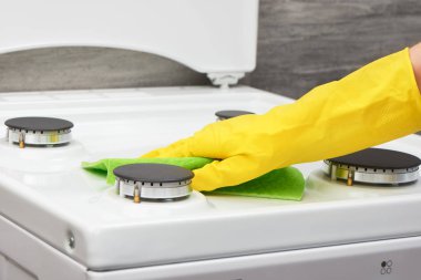 Sarı eldiven ile yeşil bez soba beyaz temizlik el