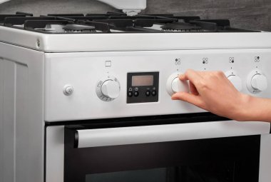 Beyaz mutfak gaz sobası dönüm el