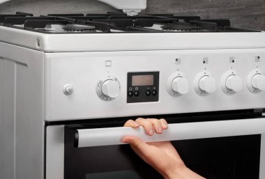 El fırın beyaz mutfak gaz sobası açma 