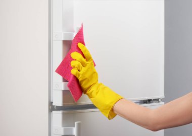 Pembe bez ile beyaz buzdolabı temizlik sarı eldiven el