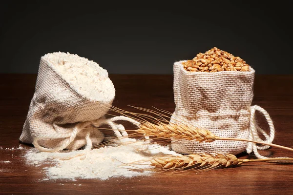 Säckväv säckar med mjöl och vete korn, vete öron — Stockfoto