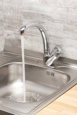 Mutfak lavabo musluk suyu çalışan ile 