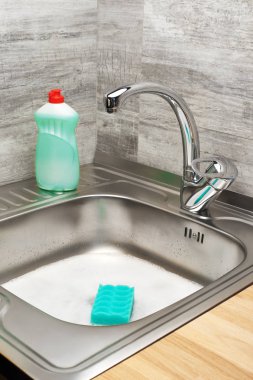 Mutfak lavabo temizlik sünger ve deterjan şişe köpük ile