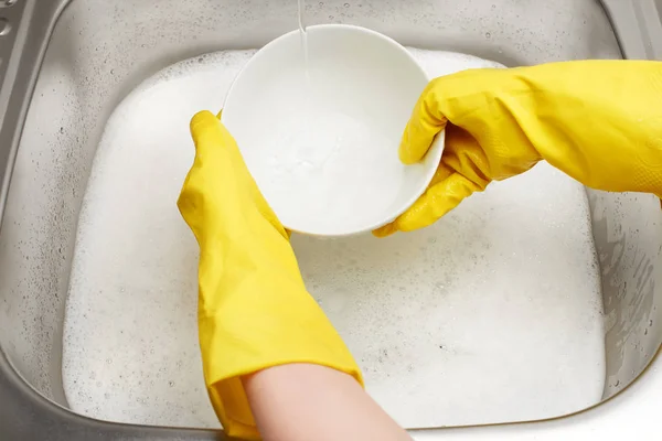 Mains dans les gants lavage bol blanc sous l'eau courante du robinet — Photo