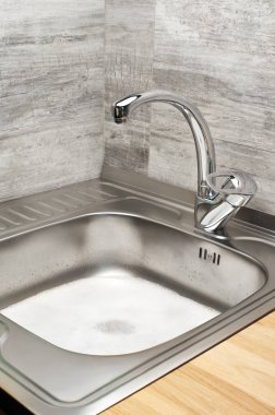 Mutfak lavabo köpük dolu yakın çekim 