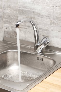 Mutfak lavabo musluk suyu çalışan ile 