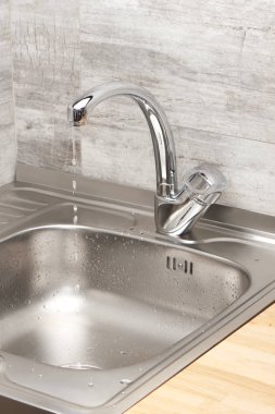 Mutfak lavabo musluk suyu çalışan ile 