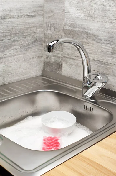 Luxus-Wasserhahn mit Waschbecken — Stockfoto © Tzido #127540574