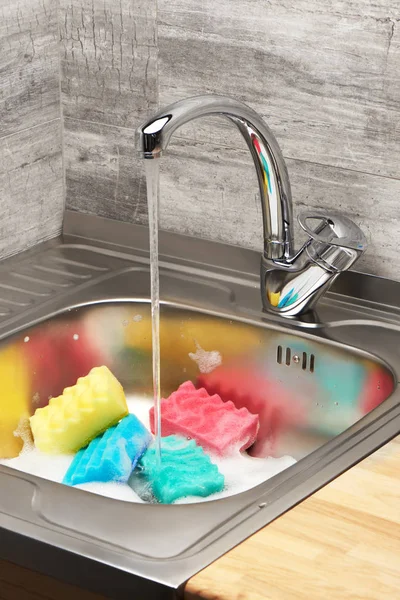 Mutfak lavabo musluk su ve Sünger Temizleme köpüğü ile 