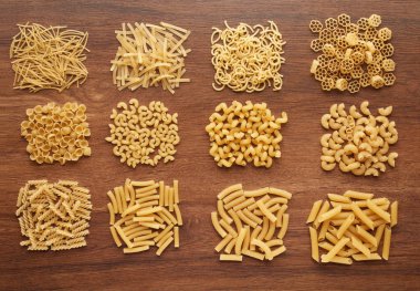 Kuru makarna üzerine koyu ahşap masa, üstten görünüm türleri