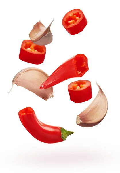 Corte legumes de pimenta vermelha e dentes de alho — Fotografia de Stock
