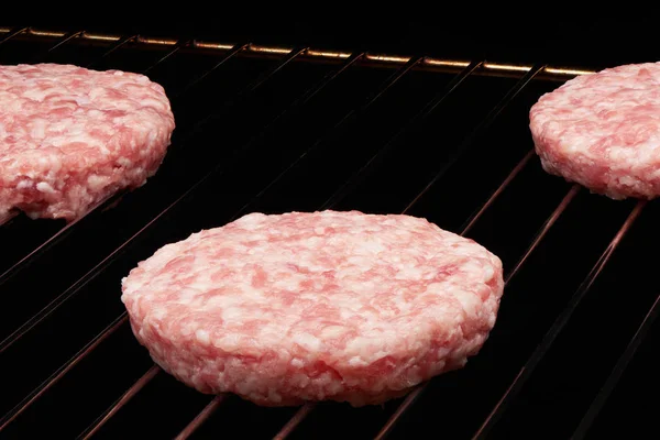 Ruwe hamburgers koken op de barbecue — Stockfoto