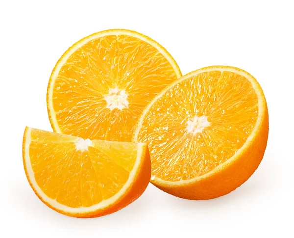 Helften en snijd van vers oranje fruit geïsoleerd op wit — Stockfoto