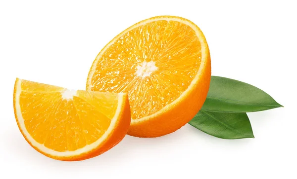 Helft en plakje vers oranje fruit met groene bladeren — Stockfoto