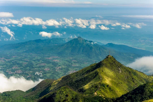 Dağ manzarası ile çim ağaç ve gökyüzü arka plan