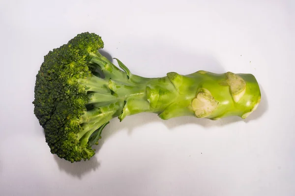 Zelené brokolice na bílém pozadí — Stock fotografie