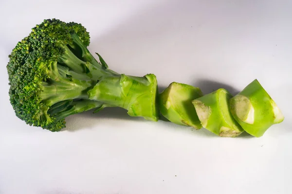 Strom řezané zelené brokolice na bílém pozadí — Stock fotografie