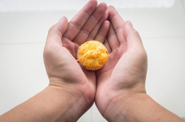 Tatlı peynir keki tutan anonim kişi