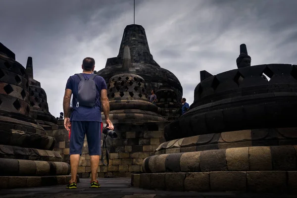 Kişi fotoğrafçı Borobudur Tapınağı'nda — Stok fotoğraf