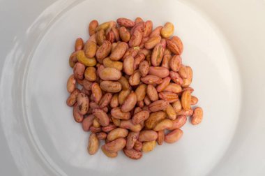 Kaju fıstığı beyaz plaka üzerinde düz alınan yığını 