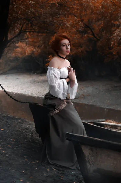 Vintage moda kadının eski teknenin yanına