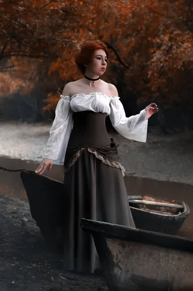 Vintage moda kadının eski teknenin yanına