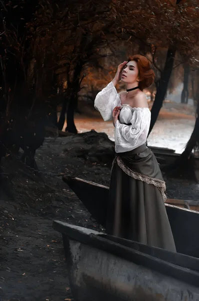 Vintage moda kadının eski teknenin yanına
