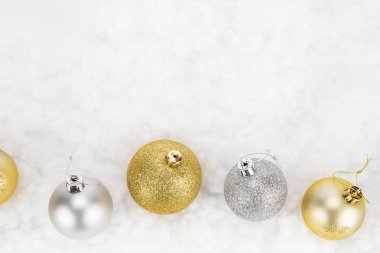 Altın ve gümüş Noel baubles karşı beyaz izole
