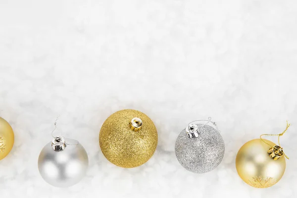 Bola de Navidad de oro y plata aislada contra blanco —  Fotos de Stock