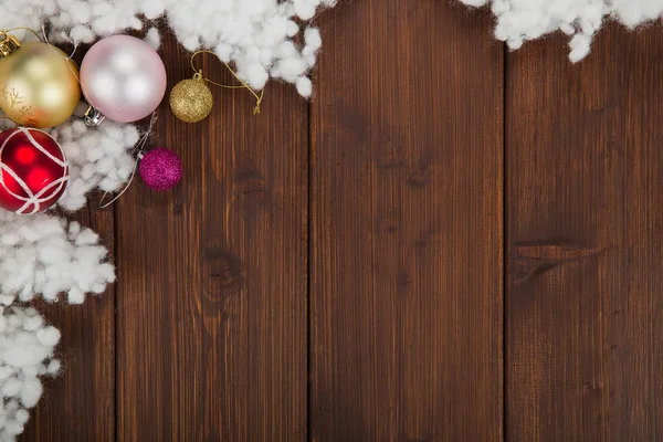 Bolas de Navidad de colores y decoración de nieve sobre fondo de madera —  Fotos de Stock