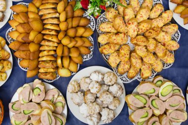 Sandviç, bisküvi, kek ve köftesi