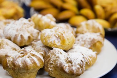 Kremalı Pasta krema ile doldurulmuş ve pudra şekeri ikram ile serpilir