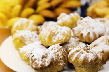 Kremalı Pasta krema ile doldurulmuş ve pudra şekeri ikram ile serpilir