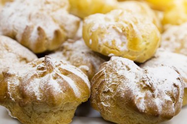 Kremalı Pasta krema ile doldurulmuş ve pudra şekeri ikram ile serpilir